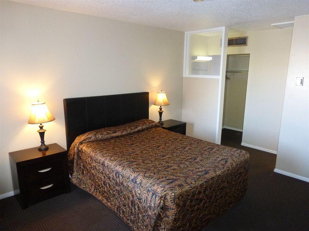 Travel Inn Laramie Bagian luar foto
