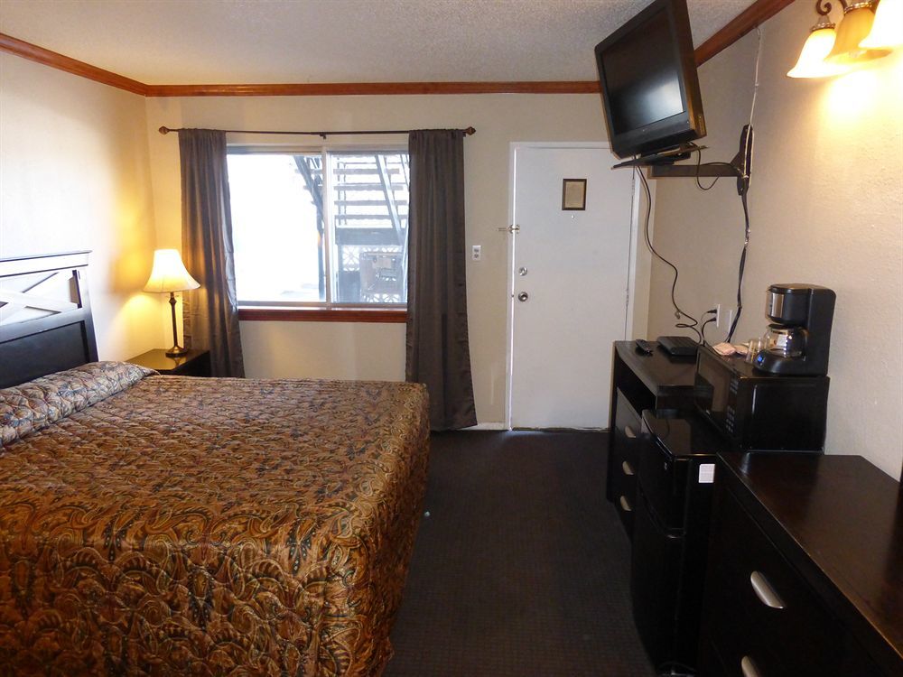 Travel Inn Laramie Bagian luar foto